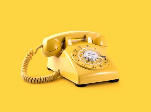 Um telefone amarelo para exemplificar a facilidade de Comunicação que a Agenda Digital Infantil Sloop proporcionar